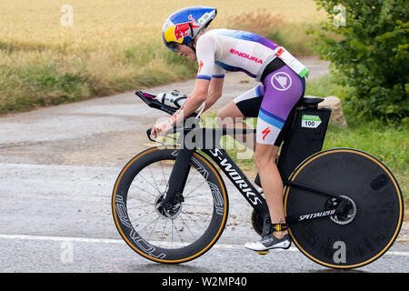 07 luglio 2019, il Land della Baviera, Obermässing: Lucy Charles-Barclay, triatleta dalla Gran Bretagna, corse durante la fase di ciclismo della sfida Datev Roth. Nel XVIII edizione del triathlon, i partecipanti devono nuotare 3.8 km, ciclo di 180 km ed eseguire 42 km. Foto: Daniel Karmann/dpa Foto Stock