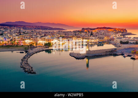 La città di Rethymno a Creta in Grecia. Vista aerea del vecchio porto veneziano. Foto Stock