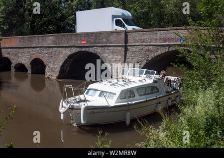 Un cabinato sul fiume Avon a Welford-on-Avon, Warwickshire, Regno Unito Foto Stock