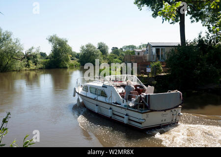 Un cabinato sul fiume Avon a Welford-on-Avon, Warwickshire, Regno Unito Foto Stock