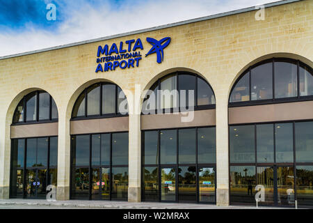 Malta, Luqa: frammento del terminale passeggeri all'Aeroporto Internazionale di Malta. Foto Stock