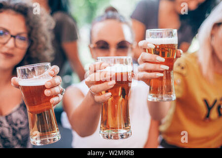 Gruppo felice di migliori amici bevendo birra chiara - Concetto di amicizia con i giovani amici di sesso femminile godendo di tempo e avendo divertimento genuino di natura esterna Foto Stock