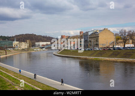 VILNIUS, Lituania - 11 Aprile 2019 : vista da Mindaugas ponte sul fiume Foto Stock