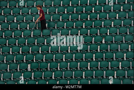 Il personale addetto alla pulizia pulisce i posti sul campo 12 il giorno nove del Wimbledon Championships all'All England Lawn Tennis and Croquet Club di Londra. PREMERE ASSOCIAZIONE foto. Data foto: Mercoledì 10 luglio 2019. Il credito fotografico dovrebbe essere: Filo Philip Toscano/PA. RESTRIZIONI: Solo per uso editoriale. Nessun uso commerciale senza previo consenso scritto dell'AELTC. Solo immagini fisse: Nessuna immagine in movimento per emulare la trasmissione. Nessuna sovrapposizione o rimozione di logo sponsor/annunci. Foto Stock