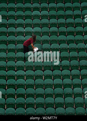 Il 9° giorno del Wimbledon Championships presso l'All England Lawn Tennis and Croquet Club di Londra, il personale delle pulizie puliva i posti a sedere sul campo 2. PREMERE ASSOCIAZIONE foto. Data immagine: Mercoledì 10 luglio 2019. Il credito fotografico dovrebbe essere: Philip Toscano/PA Wire. Foto Stock