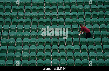 Il personale delle pulizie pulire le sedi sulla corte 2 il giorno nove dei campionati di Wimbledon al All England Lawn Tennis e Croquet Club di Londra. Stampa foto di associazione. Picture Data: mercoledì 10 luglio, 2019. Foto di credito dovrebbe leggere: Filippo Toscano/filo PA. Restrizioni: solo uso editoriale. Nessun uso commerciale senza il previo consenso scritto della AELTC. Immagine ancora utilizzare solo - Assenza di immagini in movimento per emulare broadcast. Nessuna sovrapposizione o rimozione di sponsor/annuncio loghi. Foto Stock