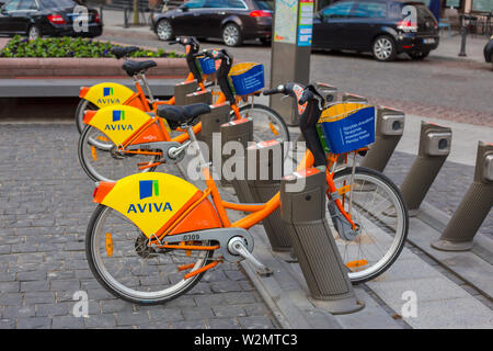 Vilnius, Lituania - 11 Aprile 2019: biciclette in Piazza del Municipio Foto Stock