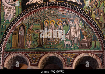 Ravenna, Basilica di San Vitale, Nordseite des Chors, Mosaik Abramo bewirtet am Berg Mamre die drei Engel; Die Opferung des Isaak Foto Stock