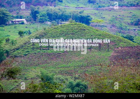 Segno di grandi dimensioni ad ingresso a Dong Van altopiano carsico Geopark, Ha Giang, Vietnam Foto Stock