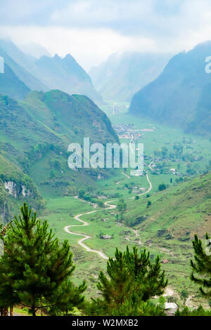 Spettacolari paesaggi di pietra calcarea in Dong Van Geopark, Vietnam Foto Stock