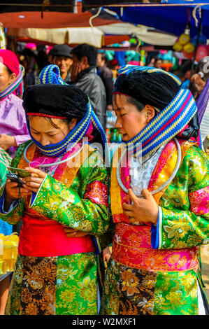 Dong Van, Vietnam - Aprile 17, 2011. Le giovani ragazze acquisto di telefono cellulare di Dong Van market Foto Stock