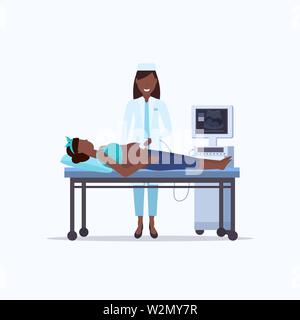 African American donna incinta visita medico facendo ultrasuoni screening feto al monitor digitale di consultazione di ginecologia healthcare concetto moderno Illustrazione Vettoriale