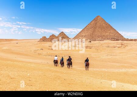 Equitazione vicino le Grandi Piramidi di Giza in Egitto. Foto Stock