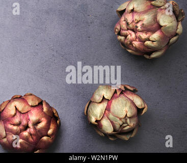 Cibo nature morte di carciofini impostato in un'atmosfera rustica Foto Stock