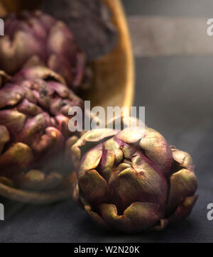 Cibo nature morte di carciofini impostato in un'atmosfera rustica Foto Stock