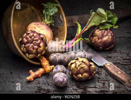 Cibo nature morte di carciofini impostato in un'atmosfera rustica Foto Stock