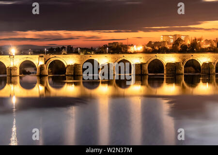 Illuminata ponte romano sul fiume Guadalquivir in serata a Cordoba, Andalusia, Spagna Foto Stock