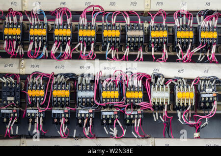 La protezione di distribuzione. Cablaggio elettrico closeup Foto Stock