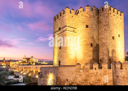 Moschea-cattedrale e il ponte romano con Callahora Tower (Torre de la Calahorra) al tramonto a Cordoba, Andalusia, Spagna Foto Stock