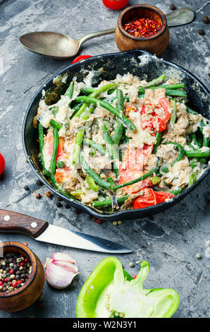 Proteina uova strapazzate con fagioli asparagi. Uova fritte con le verdure.Il cibo vegetariano Foto Stock