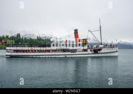 Nave a vapore SS Earnslaw sul lago Wakatipu sul giorno nuvoloso, Queenstown Nuova Zelanda Foto Stock