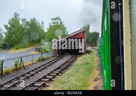 Passeggiate sul treno a vapore di Llanberis Lake Railway su Rainy day - 1 Foto Stock