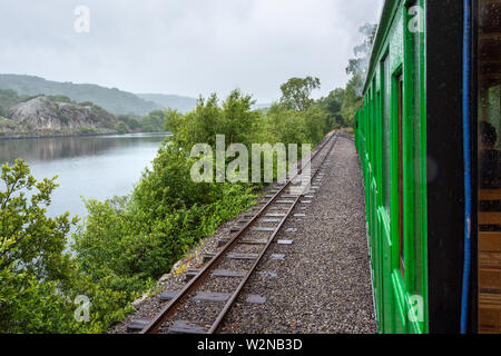 Passeggiate sul treno a vapore di Llanberis Lake Railway su Rainy day - 3 Foto Stock