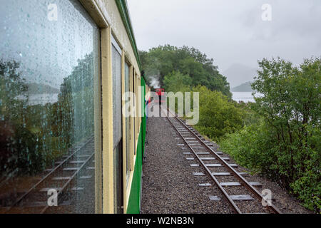 Passeggiate sul treno a vapore di Llanberis Lake Railway su Rainy day - 4 Foto Stock