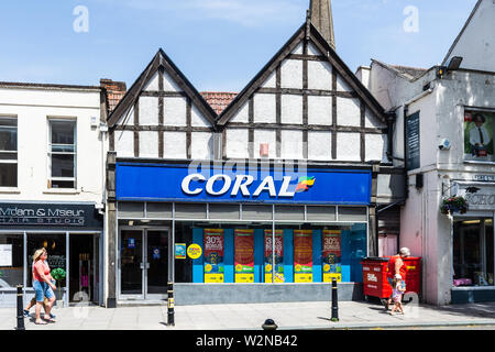 Un corallo bookmakers indicano in una struttura di legno grade 2 listed building in Trowbridge Wiltshire Foto Stock