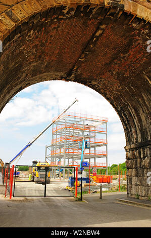 I lavori di costruzione si vede attraverso il portone di un vecchio ponte vittoriano,Lancaster, Regno Unito Foto Stock