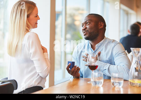 L'uomo africano ragazza rende la proposta di matrimonio e la dichiarazione di amore Foto Stock