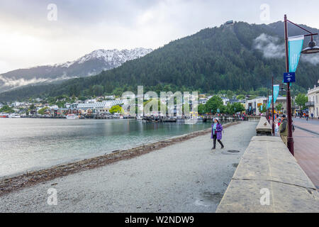 I turisti sul litorale della spiaggia cittadina del Lago Wakatipu in Queenstown, Isola del Sud della Nuova Zelanda Foto Stock