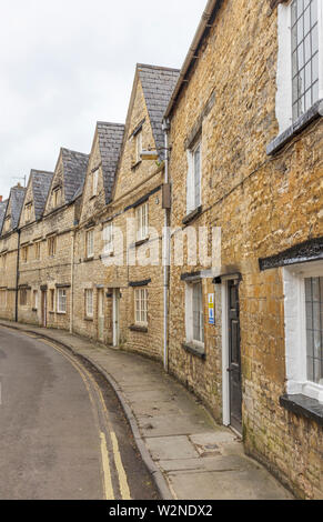 Vista sulla strada di una fila di tradizionali Cotswold cottage in pietra in Circencester, una città conosciuta come la capitale del Cotswolds in oriente Gloucestershire, Regno Unito Foto Stock