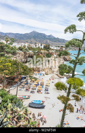 Nerja, Malaga, Costa del Sol, Andalusia, Spagna. Vista della spiaggia di Calahonda. Foto Stock