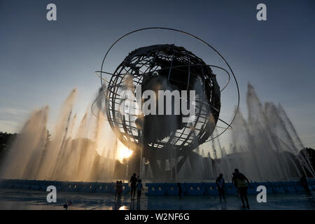 New York, Stati Uniti d'America. 9 Luglio, 2019. I bambini giocano con acqua nelle fontane intorno all'Unisfera a Flushing Meadows Corona Park di New York, Stati Uniti Luglio 9, 2019. Come arriva l'estate, la riproduzione di acqua diventa abbastanza popolare intorno alla città. Credito: Wang Ying/Xinhua/Alamy Live News Foto Stock