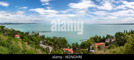 Vedute panoramiche del Lago Balaton dal ponte di osservazione presso l Abbazia di Tihany. Ungheria Foto Stock