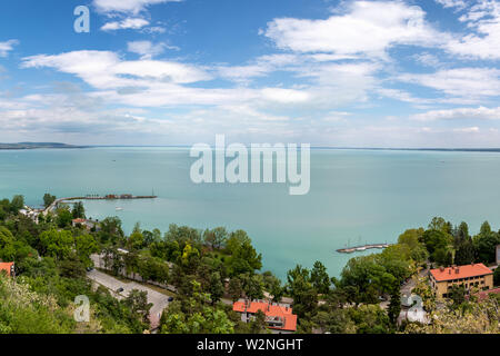 Vedute panoramiche del Lago Balaton dal ponte di osservazione presso l Abbazia di Tihany. Ungheria Foto Stock