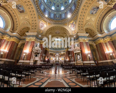 Budapest, Ungheria - 29 Maggio 2019 : interno dell'dalla Basilica di Santo Stefano, a Budapest. Altare della Chiesa Cattolica nella basilica di Budapest, Ungheria. È nam Foto Stock