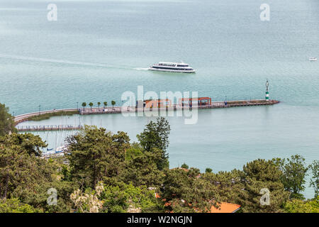 Imbarcazione turistica che arrivano al molo di Tihany. Ungheria Foto Stock