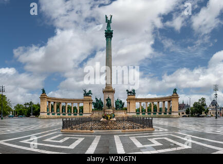 Piazza degli Eroi (Hosok tere),una delle piazze principali di Budapest notare per la sua iconica statua complesso. Foto Stock