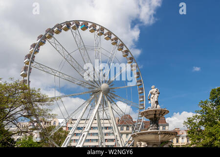 Budapest, Ungheria - 25 Maggio 2019 : Vista della ruota panoramica Ferris in Erzsebet Square a Budapest, Ungheria Foto Stock