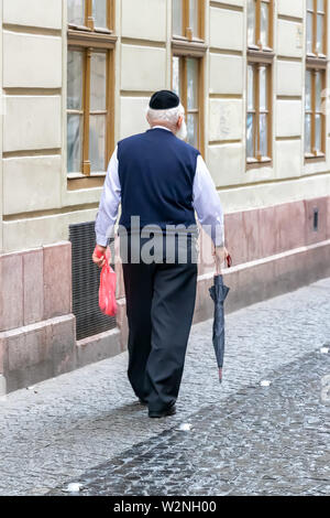 Religiosa ebraica uomo a camminare a Budapest, Ungheria Foto Stock