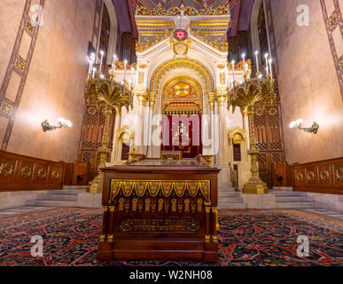 Budapest, Ungheria - 27 Maggio 2019 : Interno della Grande Sinagoga (Tabakgasse sinagoga) a Budapest, Ungheria. È la più grande sinagoga in Europa Foto Stock