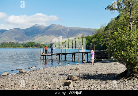 Guardando attraverso Derwentwater verso Skiddaw Near Keswick Parco Nazionale del Distretto dei Laghi Cumbria Inghilterra England Regno Unito Regno Unito GB Gran Bretagna Foto Stock