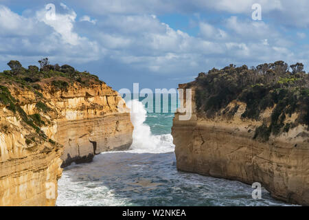 La bella Loch Ard Gorge nel Parco Nazionale di Port Campbell lungo la Great Ocean Road, Australia Foto Stock