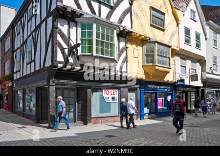 Negozi vuoti negozi negozio per affittare in città centro città alta strada Coney Street York North Yorkshire Inghilterra Regno Unito Foto Stock