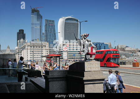 London, Regno Unito: 3 luglio 2019 - City of London dragon segna il confine della città del Ponte di Londra Foto Stock