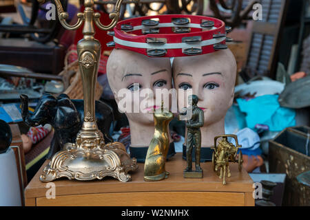 Tutti i tipi di oggetti di antiquariato in vendita Foto Stock