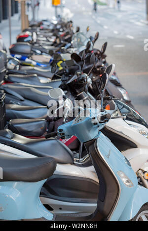 Una lunga linea di moto e scooters parcheggiato nella parte interna di Sydney Foto Stock