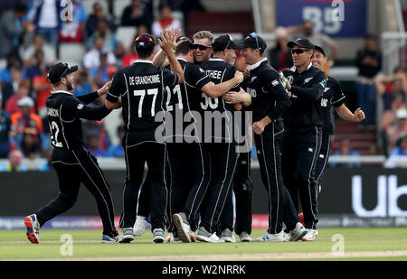 Nuova Zelanda James Neesham (centro) celebra la cattura fuori dell'India Karthik Dinesh, colpiti da Matt Henry (21), durante l'ICC World Cup, Semi finale a Old Trafford, Manchester. Foto Stock